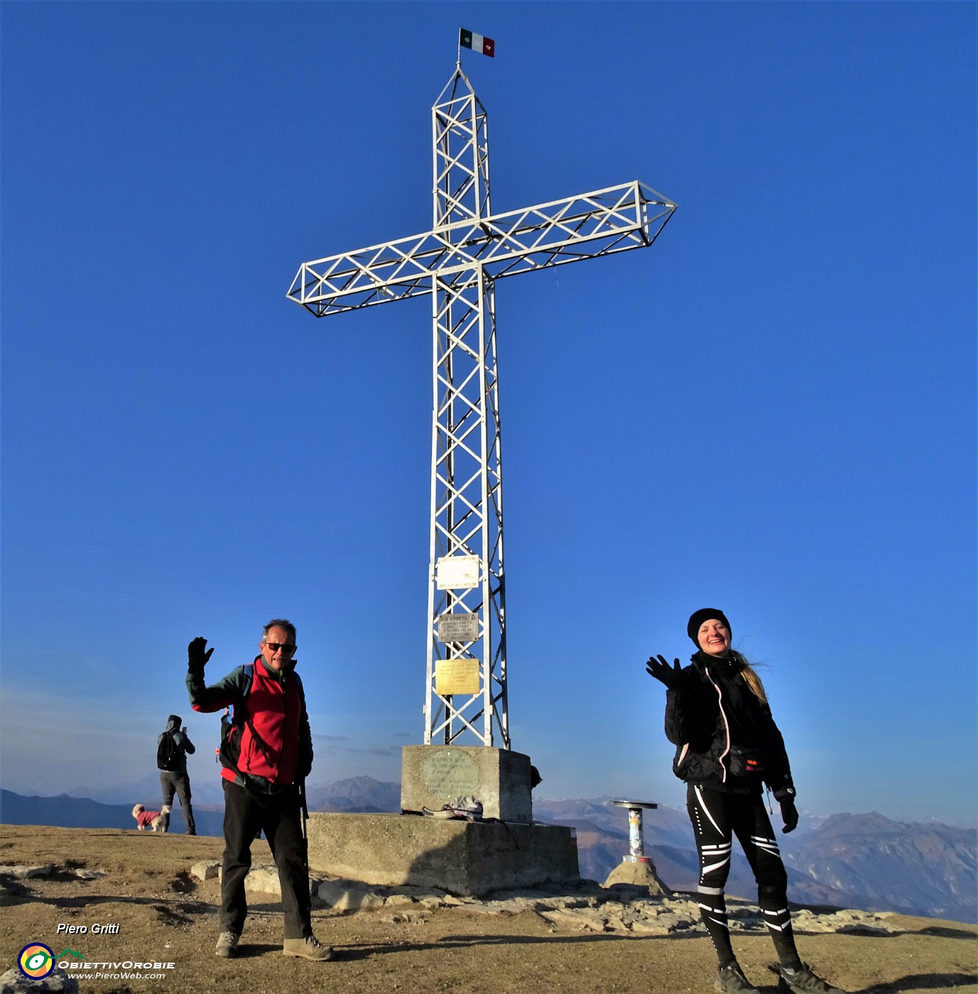 04 Alla croce di vetta del Linzone (1392 m) con aria gelida.JPG -                                